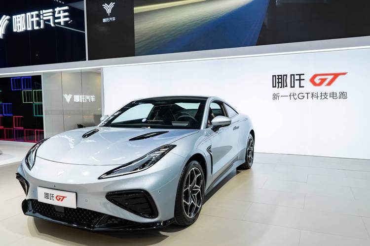 成都250哪吒汽车在智能汽车领域的表现，领途汽车在新能源汽车市场中的影响力